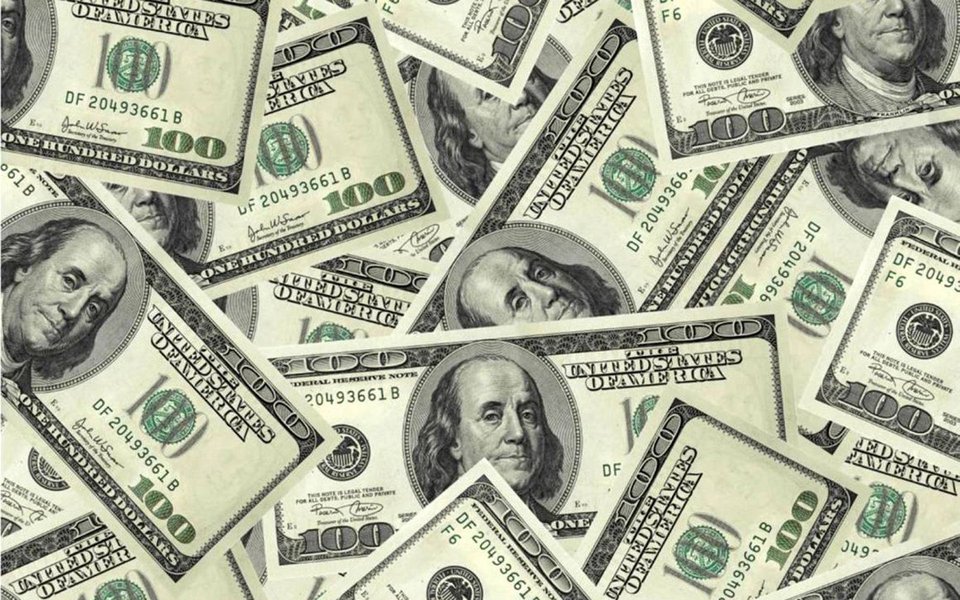 Dados do Banco Central apontam que o Brasil registrou déficit em transações correntes de US$ 935 milhões, acumulando em 12 meses saldo negativo correspondente a 1,24% do Produto Interno Bruto (PIB); para o exercício de 2017, a autoridade monetária passou a ver saldo positivo de 51 bilhões de dólares para as trocas comerciais, ante 44 bilhões de dólares antes. Para o Investimento Direto no País (IDP), o BC não mudou sua projeção de 75 bilhões de dólares