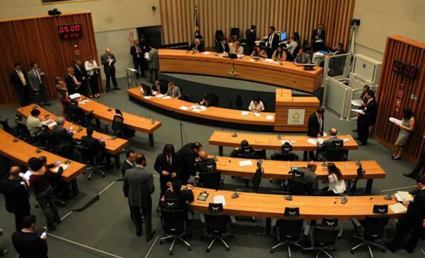 O Ministério Público do Distrito Federal denunciou os deputados distritais Agaciel Maia (PR) e Ivonildo Lira (PHS) por improbidade administrativa na contratação de eventos culturais realizados pela Administração Regional de São Sebastião, respectivamente em 2011 e 2016