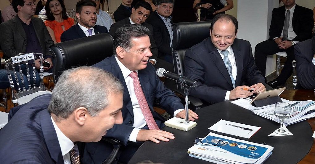 Governador Marconi Perillo apresentou balanço dos indicadores sociais e econômico para avaliação das ações do Governo de Goiás (evolução 2014/2015); nesse período, o Estado incluiu mais jovens no ensino superior, diminuiu o analfabetismo, melhorou a escolaridade média da população adulta, aumentou o PIB per capita e reduziu a mortalidade infantil, entre outras melhorias; estudo foi feito pela Macroplan, usando 13 indicadores da Pesquisa Nacional por Amostra de Domicílios (PNAD) 2015, três do DataSUS e um do Instituto Brasileiro de Geografia e Estatística (IBGE)