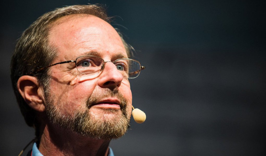 Renomado pesquisador em psicologia e PhD da Universidade de Harvard Robert Epstein disse que os esforços da Google, Facebook e outros para verificar a veracidade dos materiais na Internet são mais perigosos do que as próprias notícias falsas; "Caso você não tenha notado, as empresas como Google e Facebook já têm um enorme poder. Queremos dar-lhes mais um tipo de poder – o poder de decidir que histórias são válidas e quais não são?"