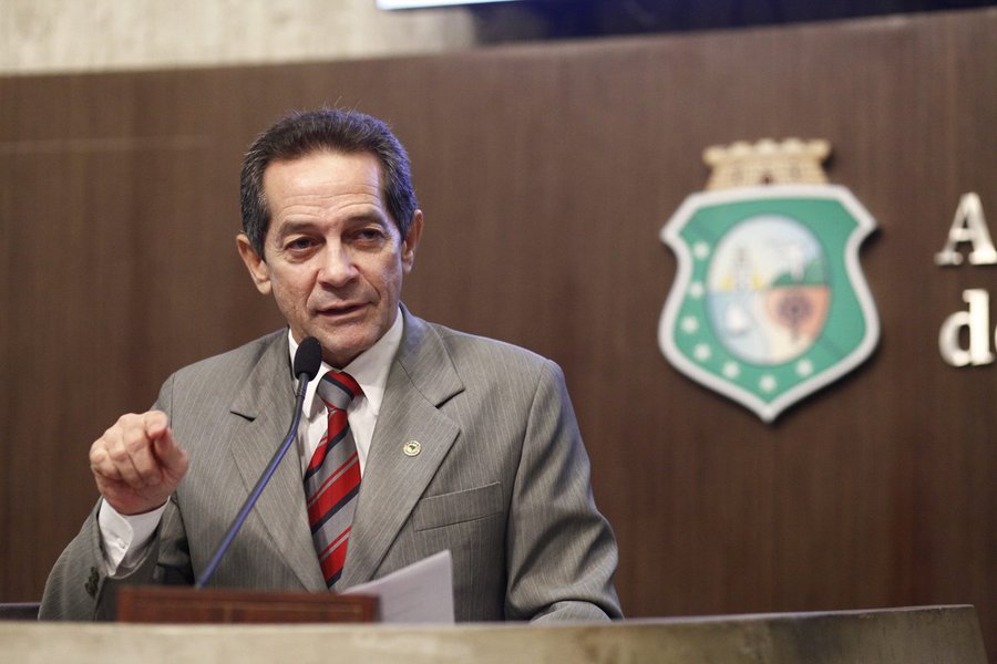 “Essa extinção ficou consolidada. Respeitando obviamente quem discorda, mas eu tenho a convicção absoluta de que a história vai mostrar que eu fiz o que tinha de melhor dentro do meu mandato para a legislação do Estado do Ceará”, disse nesta sexta (27), o deputado estadual Heitor Férrer (PSB), sobre a decisão do STF de manter a extinção do Tribunal de Contas dos Municípios (TCM). Para o parlamentar, não há dúvidas quando à economia gerada pela pedida. “São 44 milhões de economia inicial. Eu continuo com a mesma convicção de que há economia e de que não haverá qualquer prejuízo para a fiscalização porque todo o corpo técnico está lotado no TCE”