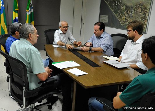 O prefeito Edvaldo Nogueira recebeu, em seu gabinete, o líder do governo no Congresso Nacional, deputado federal André Moura; o gestor municipal solicitou a liberação de emendas parlamentares para a realização de obras em Aracaju; o parlamentar se comprometeu em trabalhar para atender o pleito e destacou que o planejamento e o equilíbrio fiscal desenvolvido pela atual administração serão fundamentais para que os recursos sejam liberados