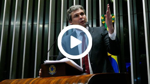 O senador Lindbergh Farias (PT-RJ) criticou em Plenário a privatização de empresas e bens públicos anunciada pelo Poder Executivo; de acordo com o Palácio do Planalto, 57 ativos serão vendidos ou concedidos; entre eles, a Eletrobrás, a Casa da Moeda, trechos de rodovias, 14 aeroportos e 16 portos; o governo “entrega o país numa liquidação, a preço de banana”, diz o parlamentar