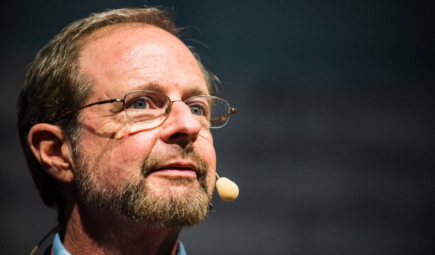 Renomado pesquisador em psicologia e PhD da Universidade de Harvard Robert Epstein disse que os esforços da Google, Facebook e outros para verificar a veracidade dos materiais na Internet são mais perigosos do que as próprias notícias falsas; "Caso você não tenha notado, as empresas como Google e Facebook já têm um enorme poder. Queremos dar-lhes mais um tipo de poder – o poder de decidir que histórias são válidas e quais não são?"