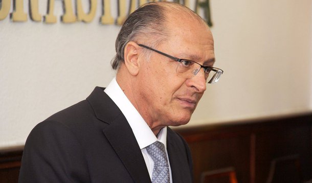 Entusiastas do governador de São Paulo, Geraldo Alckmin (PSDB), não escondem o clima de incerteza que se abateu sobre o projeto do tucano para concorrer à Presidência em 2018; "Aliados de Geraldo Alckmin já verbalizaram que o teor de sua citação na delação da Odebrecht diminuiu a possibilidade de ele ser visto pela totalidade da sigla como um presidenciável com chances de êxito", diz a coluna Painel, da Folha, neste sábado