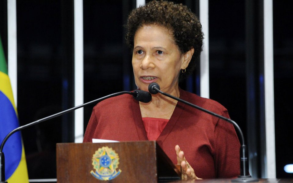 Para a senadora Regina Sousa (PT-PI), a proposta de reforma trabalhista em tramitação na Câmara "contém inúmeros ataques aos direitos do trabalhador"; para a parlamentar piauiense, as mulheres serão muito afetadas caso a redação atual do projeto seja aprovada - entre os problemas ela aponta o trabalho insalubre para gestantes e a regra de horário de amamentação fixo