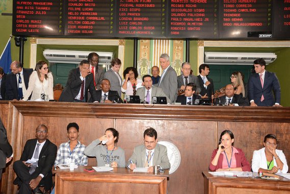 Os vereadores de Salvador aprovaram ontem o Projeto de Lei Complementar Nº 03/17, que trata sobre a gestão do Regime Próprio de Previdência e cria o Fundo Municipal da Previdência do Servidor; a matéria teve voto contrário apenas do vereador Hilton Coelho (PSOL); as bancadas de oposição e governo negociaram e conseguiram fazer acordo para votação em plenário; a proposta recebeu emenda ampliando a composição do Conselho Municipal de Previdência do Servidor de oito para 10 integrantes, o que permitiu aumentar de três para quatro a representação sindical e incluiu uma cadeira para o Legislativo municipal