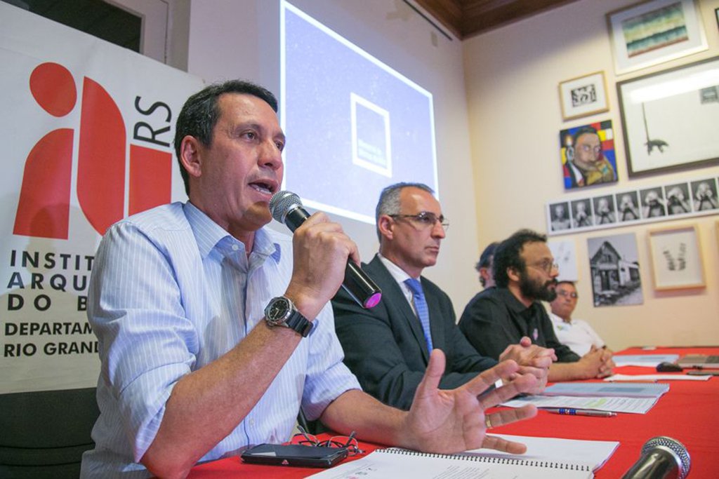 Em um exercício feito com pais de vítimas do incêndio da boate Kiss, foi pedido que eles escrevessem em um papel uma palavra que resumisse o que sentem; "Abandono" e "acolhida" foram as duas que mais apareceram; uma fala sobre como as famílias se vêem tratadas, quase cinco anos após a tragédia que terminou com 242 mortos; a outra sobre como elas gostariam que o espaço que será criado receba quem passar por ali; o projeto terá três partes: concurso que escolherá o pré-projeto arquitetônico para o memorial, execução e desenvolvimento do projeto, e construção