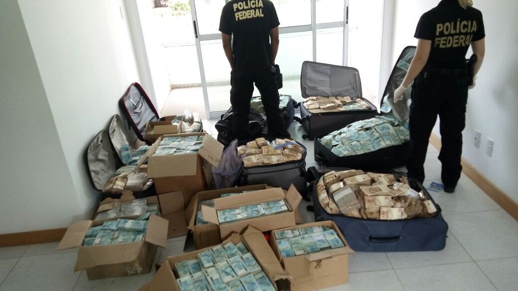 Na decisão em que autorizou a busca e apreensão no imóvel que seria o 'bunker' do dinheiro de Geddel Vieira Lima, o juiz Vallisney de Souza Oliveira diz que a Polícia Federal foi informada sobre a existência do local a partir de uma ligação telefônica. A busca no imóvel foi alvo da nova fase da operação 'Cui Bonno?', batizada de 'Tesouro Perdido', deflagrada na manhã desta terça-feira; "De fato, as mencionadas informações policiais dão conta que o Núcleo de Inteligência da Polícia Federal teria tecido uma notícia por meio telefônico, no dia 14/07/2017, asseverando que no último semestre um apartamento do 2 andar do edifício José da Silva Azi estaria sendo utilizado por Geddel Vieira Lima para guardar caixas de documento", explica afirma o juiz no despacho
