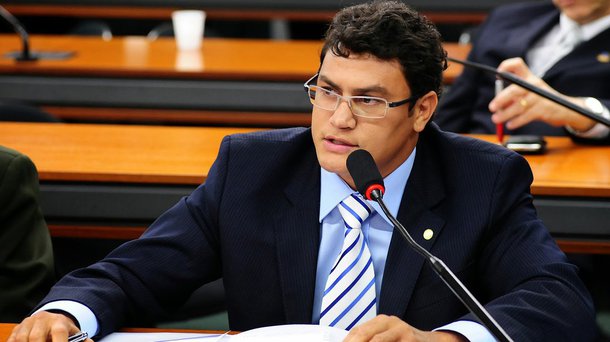 O ex-pugilista Acelino Popó Freitas afirmou nunca ter visto problema na orientação sexual do filho, e que continua o amando do mesmo jeito; “A sociedade discrimina muito. Tenho certeza que ele vai receber muita rejeição em alguns lugares, mas meu carinho por ele aumentou mais ainda”, diz Popó
