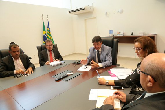 O governo estadual irá revitalizar o Porto das Barcas, em Parnaíba; o projeto de reestruturação inclui a reforma das lojas e de todo o sítio arquitetônico que compõe o Complexo Porto das Barcas; as obras serão realizadas com recursos que o governador pleiteia junto à Caixa Econômica; os investimentos serão na ordem de R$ 7,5 milhões; foto: audiência com o secretário da Cultura, Fábio Novo; ouvidora-geral, Soraya Castelo Branco e deputado José Hamilton 