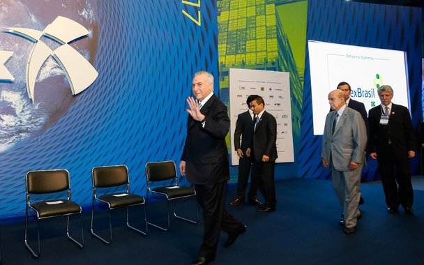 Michel Temer foi vaiado ao participar da abertura Encontro Nacional de Comércio Exterior (Enaex), no Rio de Janeiro, nesta quarta-feira (9); vaias aconteceram pouco após Temer defender as reformas política e da Previdência e afirmar que "se tivermos completado o ciclo", em referência à apreciação dessas reformas, teremos um 2018 mais próspero"; manifestação teria sido feita por um grupo de estudantes de relações internacionais da Universidade Católica de Petrópolis (UCP)