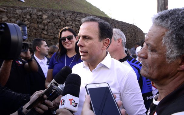 Através de nota, o Conselho Regional de Nutricionistas de São Paulo (CRN-3) se manifesta contrário ao projeto do prefeito paulistano, João Doria (PSDB), de produzir um granulado nutricional a partir de sobras de alimentos que seriam descartados pela indústria ou comércio; entidade diz que ideia é um “total desrespeito aos avanços obtidos nas últimas décadas no campo da segurança alimentar e no que tange as políticas públicas sobre as ações de combate à fome e desnutrição"
