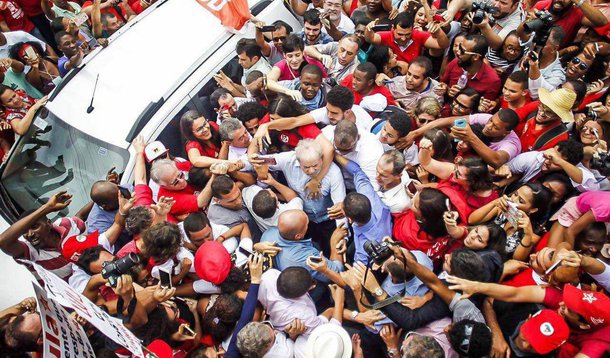 Apesar da liminar de um juiz que impedia a Universidade Federal do Recôncavo Baiano (UFRB) de conceder ao ex-presidente Lula o título de Doutor Honoris Causa, Lula, que está em Cruz das Almas (BA), foi recebido com muita festa pela população e dedicou a homenagem aos negros e negras que conseguiram chegar à universidade; "Esse título não é meu, é de cada negro e negra que se formaram em uma universidade. Um pouco do sucesso da política e do acerto econômico é você ter consciência política de que lado você está", disse Lula; "Se os políticos que têm diploma não sabem governar, talvez seja necessário um torneiro mecânico voltar a governar", acrescentou