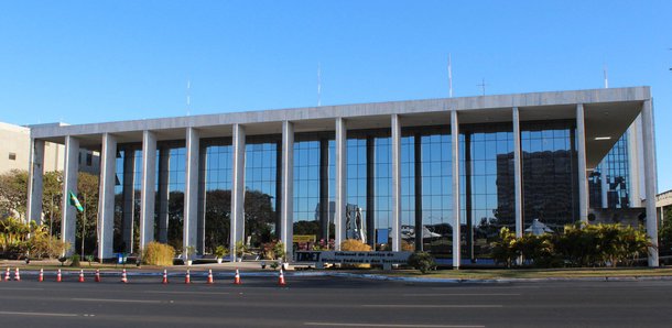 O Tribunal de Justiça (TJDFT) deferiu medida liminar solicitada pelo governo do Distrito Federal contra o Sindicato dos Professores do Distrito Federal, e determinou o imediato retorno às atividades de 100% dos docentes da rede pública de ensino; caso a decisão não seja cumprida, foi determinado corte do ponto dos professores e multa de R$ 100 mil para cada ato que venha descumprir a decisão judicial