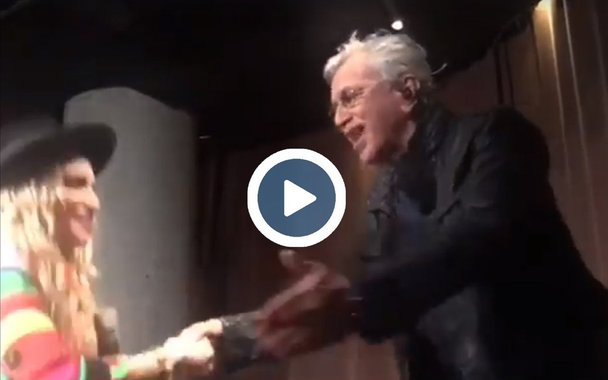 A cantora americana Madonna se ajoelhou diante de Caetano Veloso na festa de pré-casamento da modelo brasileira Michelle Alves, 38, com Guy Oseary, 45, empresário de famosos como a própria Madonna e a banda U2; "Obrigado também a Madonna por me apresentar com tanto respeito, afeto e gentileza. Desejo a vocês todo o amor que houver nessa vida", disse Caetano