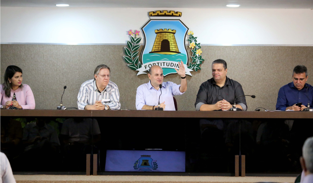 Terceira em número de mortes no trânsito na Capital, a Av. Leste-Oeste receberá uma série de intervenções, anunciadas nesta quarta-feira (19) pelo prefeito Roberto Cláudio (PDT). As ações incluem novos semáforos, readequação de canteiros, implantação de binários e ciclofaixa