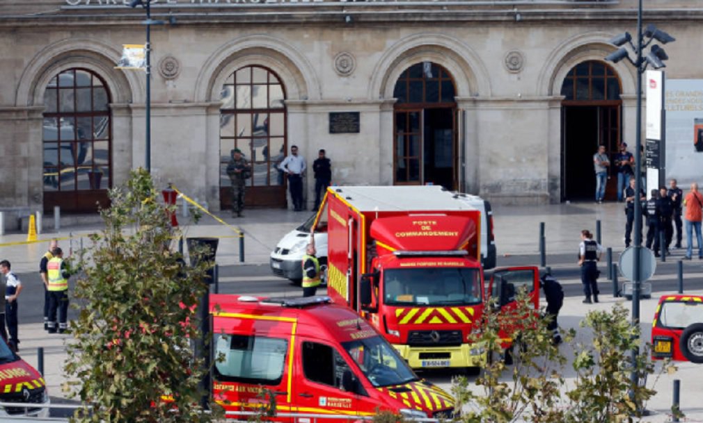 Soldados franceses dispararam e mataram um homem neste domingo depois que ele esfaqueou e matou duas mulheres na principal estação ferroviária de Marselha, disse o Ministério do Interior francês, em um incidente que fontes da polícia classificaram de “provável atentado terrorista”; três fontes da polícia disseram que o suspeito havia gritado “Allahu Akbar” (Deus é grande) quando realizou o ataque
