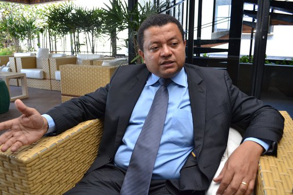 O ex-juiz Marlon Reis – agora advogado da REDE, recebeu ofício solicitando encaminhamento de um processo no Supremo Tribunal Federal pedindo o fim da aposentadoria vitalícia dos ex-governadores do Maranhão; valor mensal da aposentadoria é de cerca de R$ 30 mil, no total são gastos a cada 30 dias R$ 365.653,52 com pagamentos para 6 ex-governantes e 6 dependentes que recebem esse benefício, casos, por exemplo, de Roseana Sarney, José Sarney e Edson Lobão