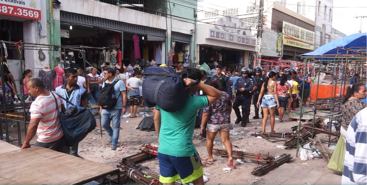 O Tribunal de Justiça do Ceará derrubou nesta quarta-feira (17) a liminar que suspendia a remoção da feira da Rua José Avelino, expedida no último sábado (13), véspera do prazo final dado pela Prefeitura de Fortaleza para o fim das atividades no local. Na manhã de hoje, o prefeito Roberto Cláudio (PDT) foi à Câmara Municipal, onde defendeu a importância da área para a cidade