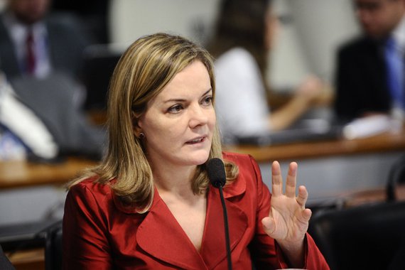De passagem por Fortaleza, onde participa da posse dos novos dirigentes do PT do Ceará nesta quinta (22), a presidente nacional da legenda, Gleisi Hoffmann, disse que o Partido dos Trabalhadores “começa a resgatar a esperança do povo brasileiro”, como mostram as últimas pesquisas de intenção de voto. “As pessoas estão olhando o golpe que teve no Brasil, as mentiras, muitas delas contadas a respeito do PT, a perseguição, a caça que tivemos ao partido, e estão vendo que não era aquilo que falavam. Quem fez pelo povo brasileiro, pelo desenvolvimento do País, foi Lula, foram os governos do PT”