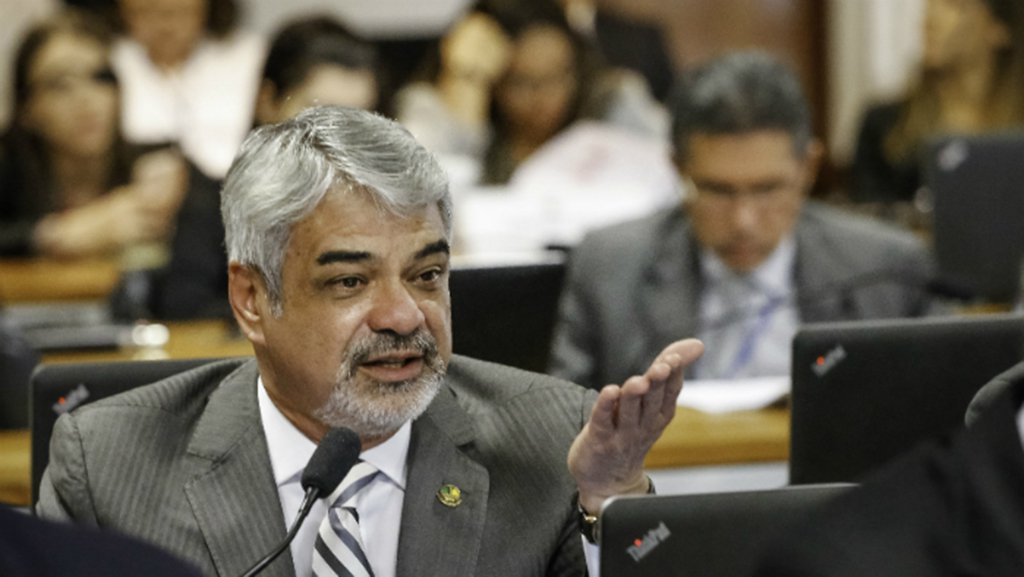 Mais um dado que mostra fundadas razões para o pessimismo do brasileiro com o governo de Michel Temer (PMDB), avalia líder da Oposição no Senado, Humberto Costa, em referência ao levantamento da CNI que aponta a subida do Índice de Medo do Desemprego em setembro; o número registrado foi de 67,7 pontos, alta de quase dois pontos em relação a julho; “O povo segue descrente desse governo que tira do bolso do trabalhador para comprar os votos dos deputados e salvar a sua pele pela segunda vez”, afirmou; “Apenas quando a população tiver a oportunidade de escolher legitimamente um presidente que tenha afinidade com os seus anseios é que este cenário poderá mudar”