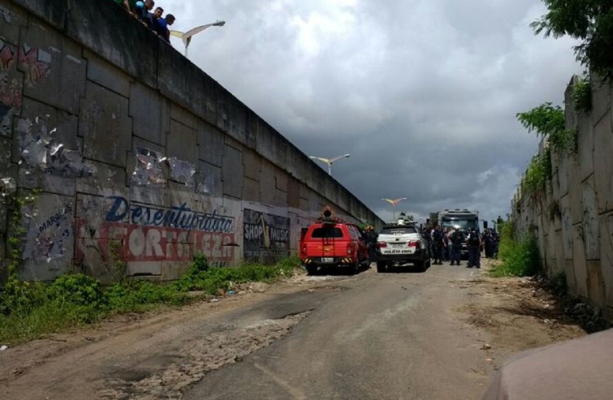 O corpo de uma criança, encontrado no início da manhã de hoje, dentro de uma caixa de papelão, em meio ao lixo na avenida Pontes Vieira, pode ser o da menina Debora Lohany. O corpo está em avançado estado de decomposição e não pode ser identificado, mas aparentemente é de uma criança por volta de 4 anos. Ao lado do corpo foram encontrados também as vestimentas e a chinela da criança. Segundo a delegada Ivana Timbó, titular da Dececa, a mãe de Débora, Daniele de Oliveira Santos reconheceu o calçado usado pela garota