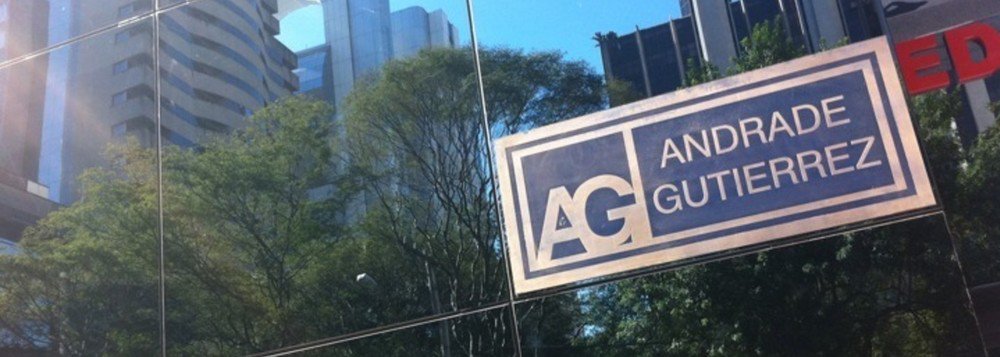 Fugir de negócios com o governo; esse é o plano da Andrade Gutierrez para sobreviver no País depois de ser alvo da Operação Lava Jato; no setor público, a empresa visa contratos com estatais de capital misto por causa do risco menor, mas está em busca de clientes privados; em 2014, a receita da empreiteira era de R$ 7,7 bilhões e, dois anos depois, caiu para R$ 4,3 bilhões; seu faturamento passou de R$ 14 bilhões para R$ 8 bilhões (contando receita de empresas investidas); o número de funcionários dos escritórios, que envolvem executivos e o corpo técnico-administrativo, declinou de 1.600 em 2014 para os atuais 700