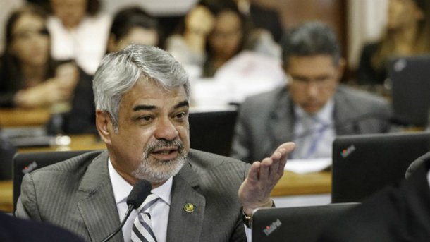 Mais um dado que mostra fundadas razões para o pessimismo do brasileiro com o governo de Michel Temer (PMDB), avalia líder da Oposição no Senado, Humberto Costa, em referência ao levantamento da CNI que aponta a subida do Índice de Medo do Desemprego em setembro; o número registrado foi de 67,7 pontos, alta de quase dois pontos em relação a julho; “O povo segue descrente desse governo que tira do bolso do trabalhador para comprar os votos dos deputados e salvar a sua pele pela segunda vez”, afirmou; “Apenas quando a população tiver a oportunidade de escolher legitimamente um presidente que tenha afinidade com os seus anseios é que este cenário poderá mudar”