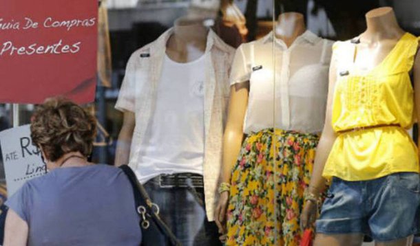 Percentual de consumidores endividados ficou em 61,8% em outubro deste ano, segundo dados divulgados pela Confederação Nacional do Comércio de Bens, Serviços e Turismo (CNC);  taxa é superior às registradas em setembro deste ano (61,7%) e em outubro do ano passado (59,8%)