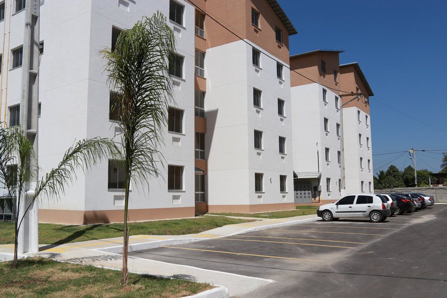 O governador Camilo Santana (PT) entrega o Papel da Casa para 1.425 famílias cearenses em solenidade neste sábado (27). O Programa Papel da Casa tem o objetivo de regularizar a situação fundiária de imóveis de famílias residentes em Fortaleza com a entrega das escrituras de unidades habitacionais