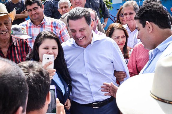O governador Marconi Perillo continua como o nome mais cotado para assumir a presidência do PSDB, que hoje é comandando de forma interina pelo senador Tasso Jereissati; o goiano, no entanto, conduz o processo com serenidade para evitar qualquer tipo de crise dentro da legenda; "Não disputarei nada que possa significar uma divisão do meu partido", disse Perillo, no encontro no jantar com deputados e os ministros Bruno Araújo (Cidades) e Antonio Imbassahy (Secretaria de Governo)