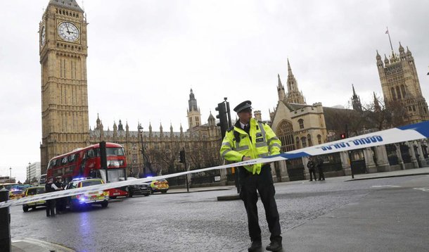 Tiros foram disparados nas redondezas do Parlamento britânico, no centro de Londres, na tarde desta quarta-feira; segundo as primeiras informações divulgadas pelas autoridades locais, quatro pessoas morreram e outras 20 ficaram feridas; um policial foi esfaqueado e o suposto agressor foi abatidoa tiros diante do Parlamento; estação do metrô de Westminster, que fica perto do local da ocorrência, foi fechada a pedido da polícia