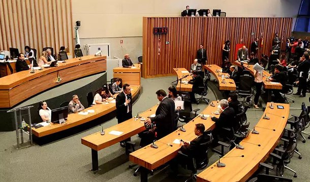 O TJ-DF aceitou denúncia do Ministério Público e tornou réus, por corrupção passiva, os deputados distritais Celina Leão (PPS), Raimundo Ribeiro (PPS), Júlio Cesar (PRB), Renato Andrade (PR) e Cristiano Araújo (PSD), alvos da Operação Drácon; as investigações tiveram origem após as gravações da distrital Liliane Roriz (PTB); segundo ela, os cinco parlamentares negociavam uma "sobra orçamentária" de R$ 30 milhões que tiveram a destinação modificada para atender a um pedido de empresas em troca de suposto pagamento de propina