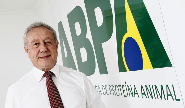 "Foi muito forte esse discurso irresponsável, fruto de um levantamento ainda incompleto da própria operação", afirmou o ex-ministro da Agricultura e presidente da ABPA (Associação Brasileira de Proteína Animal), que representa produtores e exportadores de carne suína e de frango, Francisco Sérgio Turra, em relação à operação Carne Fraca, da Polícia Federal
