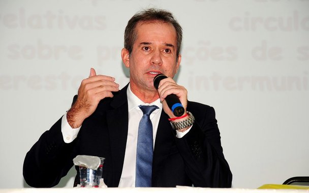 De acordo com o secretário Marcellus Alves Ribeiro (Fazenda), o impacto do ajuste nas alíquotas de ICMS no preço final de produtos ou serviços é inferior a quatro centavos; “O aumento do ICMS, se fosse totalmente repassado ao preço, é de menos de quatro centavos”, afirmou; nos combustíveis, por exemplo, considerando um litro de gasolina a R$ 3,6140, uma alíquota de 25% resulta num valor final de R$ 0,9035; a a alíquota de 26% aprovada corresponde a 0,9396, ou seja, um aumento menor que R$ 0,04
