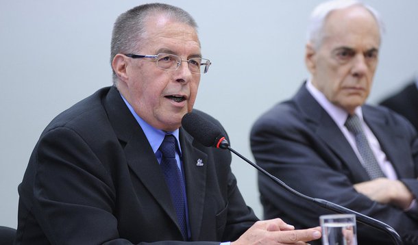 Presidente da Associação Nacional dos Auditores Fiscais da Receita Federal (Anfip), Vilson Antonio Romero, questionou nesta terça-feira 21 na comissão especial da Câmara sobre a PEC 287, que trata da reforma a Previdência, a inclusão das aposentadorias de servidores civis e militares no cálculo de receitas e despesas da seguridade social; Romero defendeu também o uso de outras fontes de financiamento da seguridade no cálculo para determinar se existe déficit ou superávit. Entre as fontes de custeio da seguridade estão a CSLL e cobrança de imposto sobre os prêmios das loterias da Caixa; "Eu não posso simplesmente cotejar, para dizer que tem rombo, a contribuição da folha [de pagamento] com os benefícios do INSS", afirmou