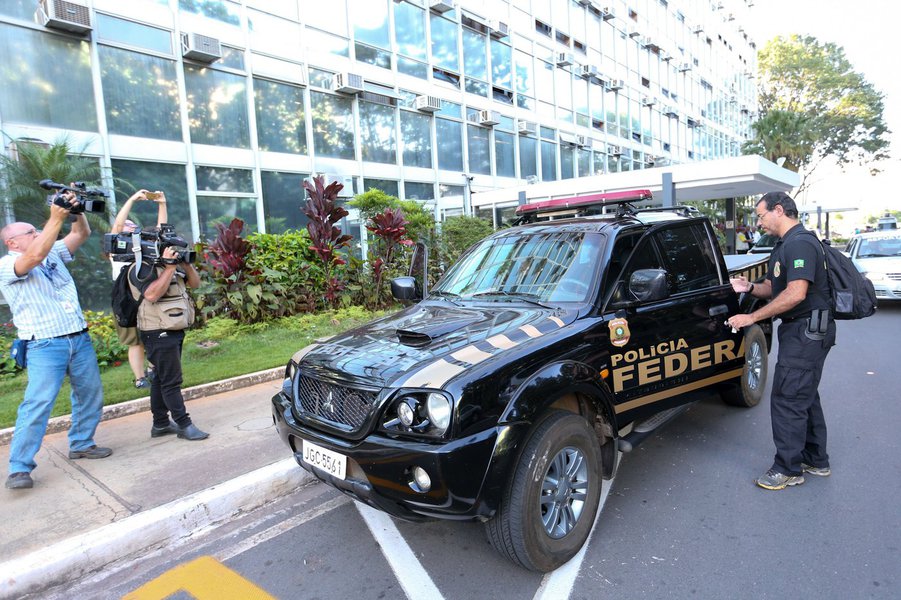 Reparem: os dois principais setores da economia com relevância internacional – obras e produção de carne e derivados – estão sendo destroçados por conta destas ações espetaculosas da PF. Não seria absurdo supor numa articulação internacional para cumprir este objetivo