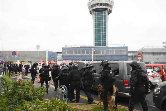 Um homem foi morto hoje (18) no aeroporto de Orly, em Paris, pelas forças policiais, depois de ter roubado uma arma de um militar do serviço de vigilância antiterrorista, anunciou o Ministério do Interior francês; o aeroporto de Orly foi evacuado após o incidente por medida de segurança, para a polícia investigar se não havia  vestígio de explosivos ou outro tipo de ameaça
