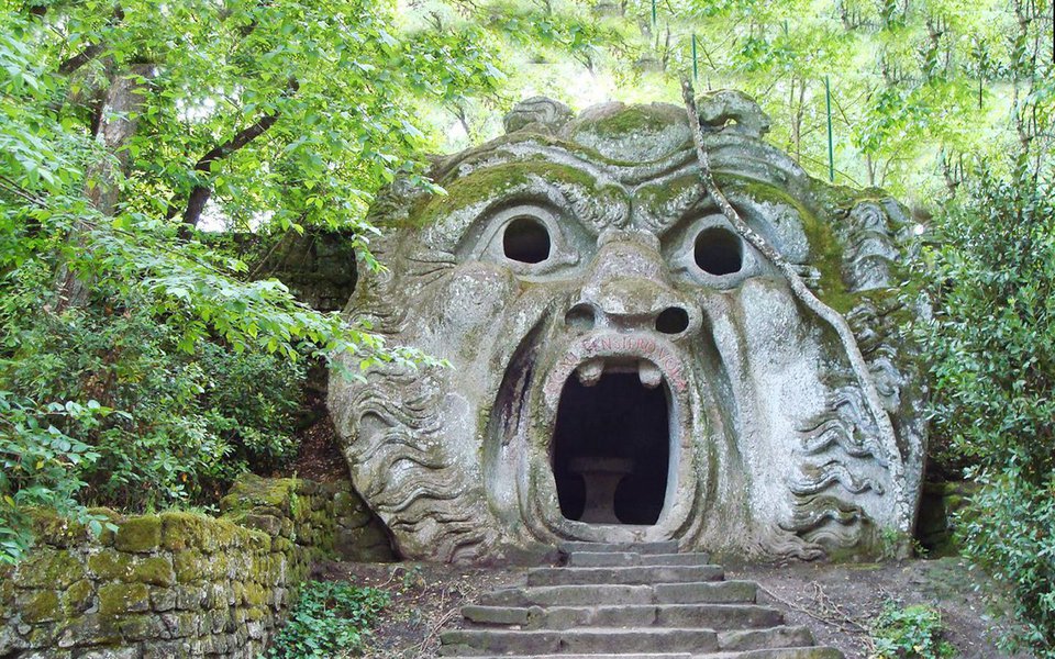 A Itália é um museu a céu aberto, e nesse país poucos lugares representam melhor isso do que o Parque dos Monstros, também chamado de Bosque Sagrado de Bomarzo, na província de Viterbo, Itália Central. Visitei várias vezes esse complexo monumental, sem nunca me decidir se o que mais me impressiona nele é a extraordinária riqueza do seu conjunto de construções e esculturas de inspiração esotérica, ou o tamanho e a intensidade do delírio do seu criador, o príncipe romano renascentista Pier Francesco Orsini. 