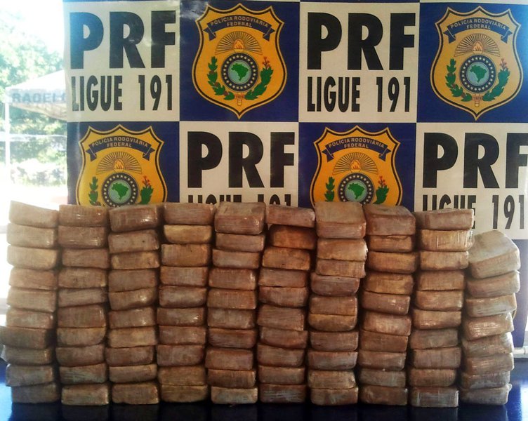 Trabalho integrado entre a Polícia Federal e a Polícia Rodoviária Federal terminou na apreensão, em Chorozinho, na BR-116, de um caminhão transportando 168 kg de pasta de cocaína; veículo vinha de Ji-Paraná/RO e se dirigia para Fortaleza