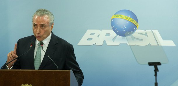 Em qualquer país minimamente sério, Michel Temer, flagrado numa conversa safada, em seu palácio oficial, já teria caído, tropeçado irremediavelmente, ou sido posto para fora em 24 horas