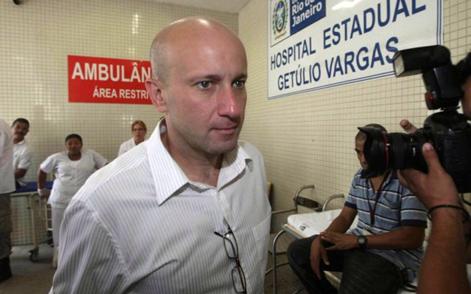 Vizinhos do ex-secretário de Saúde do Rio Sérgio Côrtes escreveram uma carta aberta dirigida a ele e à sua esposa, Verônica Vianna, na qual manifestam o "mais profundo repúdio" ao "nefasto convívio"; "De médicos como os senhores, espera-se por princípio que preservem a vida. Os senhores a ceifam!"; Côrtes foi preso durante fase da Lava Jato que investiga fraudes no fornecimento de próteses para o Instituto Nacional de Traumatologia e Ortopedia (INTO); segundo a PF, o esquema teria causado prejuízo de ao menos R$ 37 milhões. 