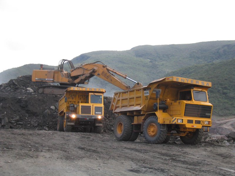 A Justiça Federal condenou a companhia Sama Minerações Associadas a pagar R$ 500 milhões por danos morais coletivos, em quatro municípios baianos; a decisão é fruto de ação movida pelos ministérios públicos Federal e Estadual; segundo a Justiça, o valor da indenização deve ser pago aos municípios de Bom Jesus da Serra, Poções, Caetanos e Vitória da Conquista; o dinheiro deve ser utilizado na compra de equipamentos e construção de unidades para tratamento de doenças associadas à exposição do amianto