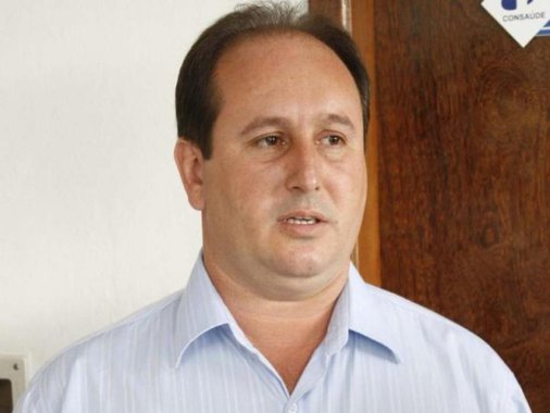 O plenário do Tribunal Superior Eleitoral (TSE) reverteu nesta quinta-feira a cassação do registro de candidatura de Denilson Andrade de Assis (PMDB), que obteve o maior número de votos em Joanésia (MG) na disputa de 2016; ele teve 46,7% dos votos; após a rejeição de contas públicas de 2011 e 2012, Assis foi considerado inelegível e não tomou posse; auditoria contratada pela Câmara Municipal havia constatado várias irregularidades em seu governo, como a não transferência de recursos para a educação e saúde; relatora do processo, a ministra Rosa Weber considerou que o exame pode ter favorecido interesses de adversários
