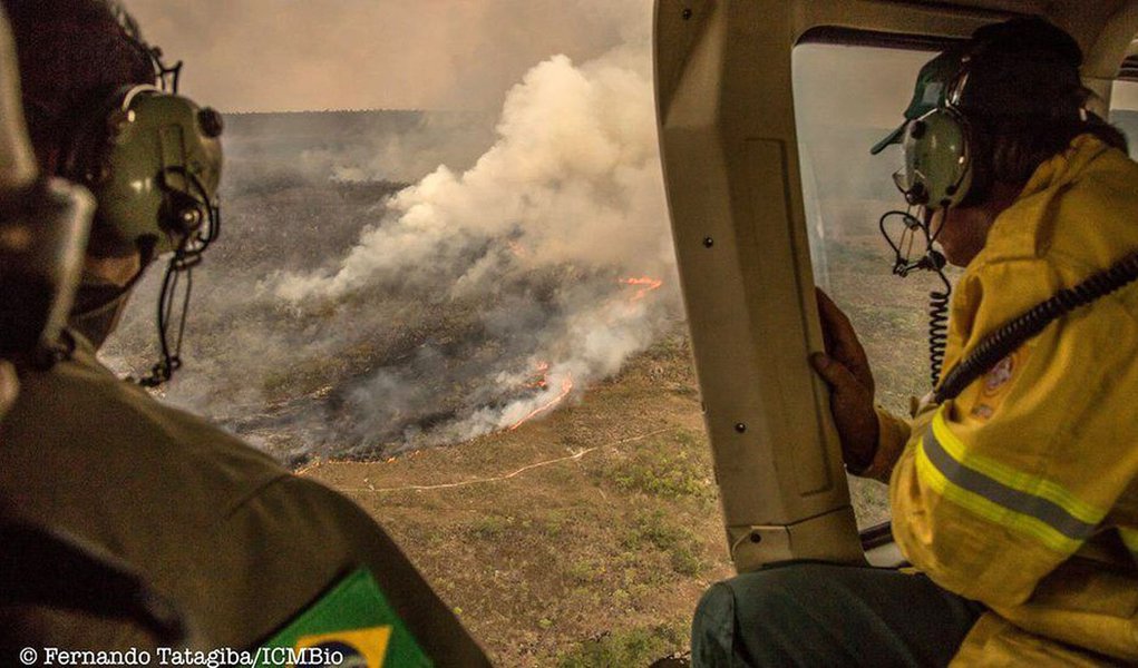 Incêndio que está assolando o Parque Nacional da Chapada dos Veadeiros, em Goiás, desde o dia 17 de outubro foi criminoso, na avaliação do ICMBio); suspeitas são de que o incêndio foi iniciado por fazendeiros da região, em represália à recente ampliação da área do parque; de acordo com o órgão, o fogo ainda não foi controlado e já atingiu 22% do parque