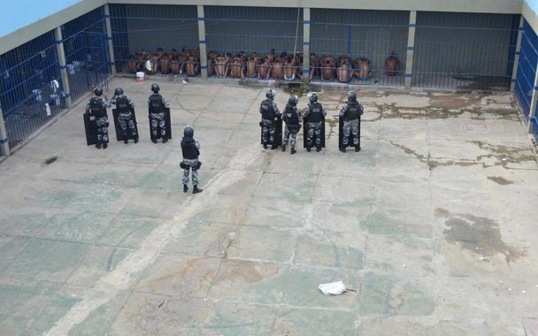 A Diretoria de Inteligência (DINT) e o Grupo de Repressão ao Crime Organizado (GRECO), com o apoio da Diretoria de Inteligência da PM/PI e do Comando de Policiamento Especializado da PM/PI, realizam a segunda fase da Operação Coerção; a Operação Coerção foi lançada dia 24 com o objetivo de cumprir 20 mandados de busca e apreensão e coibir atos contra o sistema prisional que culminaram em crimes de incêndio de veículos em Teresina; uma mulher, identificada como Fabiana Silva, esposa de um dos detentos da Casa de Custódia, está presa; relato do Piauí Hoje