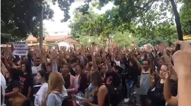 Professores e servidores da Educação da rede municipal de Goiânia votaram, na manhã desta sexta-feira, pela manutenção da greve; em assembleia na porta da Secretaria Municipal de Educação (SME), dezenas de filiados ao Sindicato Municipal dos Servidores da Educação de Goiânia (Simsed) rejeitaram a proposta de findar o movimento grevista; decisão vem após a truculenta repressão promovida pela Guarda Municipal contra os manifestantes que ocuparam na quarta-feira (26) o prédio da secretaria, no Setor Leste Universitário