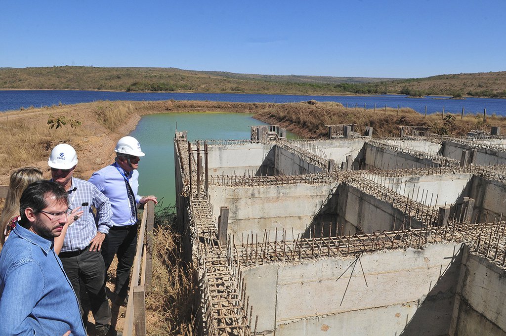 Retomada em 4 de setembro, a parte goiana das obras do Sistema Produtor Corumbá está com a estrutura de captação de água 60% executada e com 97% da adutora construída; a entrega está prevista para dezembro de 2018; a partir dessa data, terá início uma fase de três meses de testes. O presidente da Caesb, Maurício Luduvice, acompanhou o ritmo dos trabalhos do governo de Goiás; segundo ele, Corumbá dará vazão a cerca de 30% do total captado hoje no DF; o orçamento é de R$ 540 milhões, divididos de forma igualitária entre Distrito Federal e Goiás