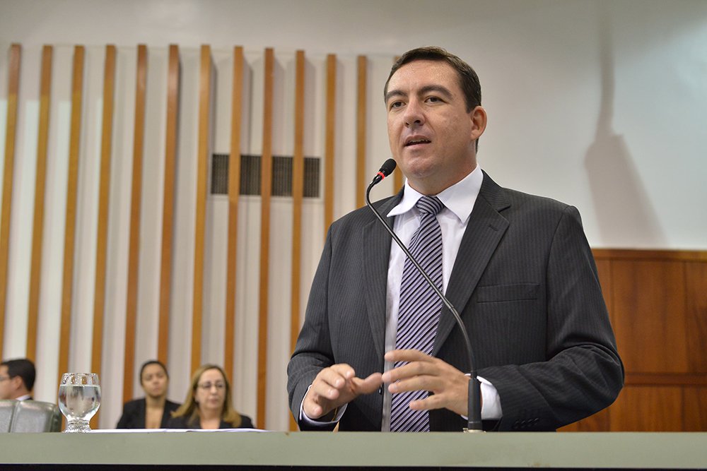 O presidente da Assembleia Legislativa de Goiás, deputado José Vitti (PSDB), fez um balanço positivo da participação da delegação brasileira na conferência anual da National Conference of State Legislatures (NCSL), realizada em Boston, nos EUA; "A conferência internacional da NCLS dos legisladores abordou temas relevantes e debateu experiências bem sucedidas, como o avanço proporcionado pela tecnologia nos parlamentos dos diversos países. Com certeza, realizamos um intercâmbio muito rico em informações e novas ideias"
